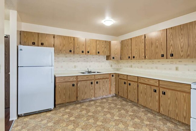 South Park Apartments in Medicine Hat, AB - Building Photo - Building Photo