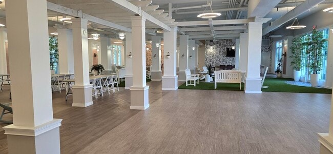 Father Marquess - Barry Apartments in Miami, FL - Foto de edificio - Building Photo