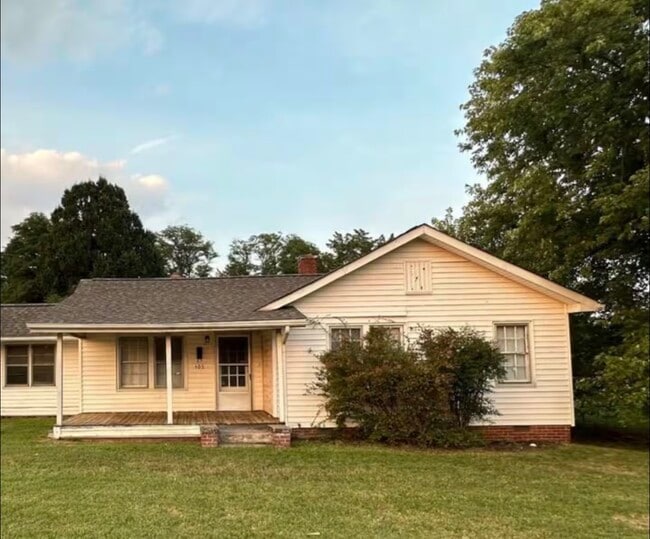 property at 405 E Bodenhamer St