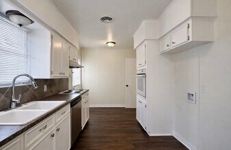 205 E Crestmont Dr in Alvin, TX - Building Photo - Building Photo