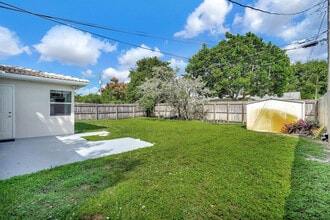 261 NE 45th St in Oakland Park, FL - Building Photo - Building Photo