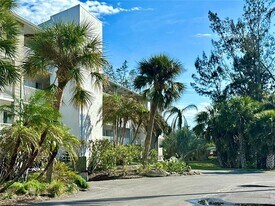 1401 S McCall Rd in Englewood, FL - Building Photo