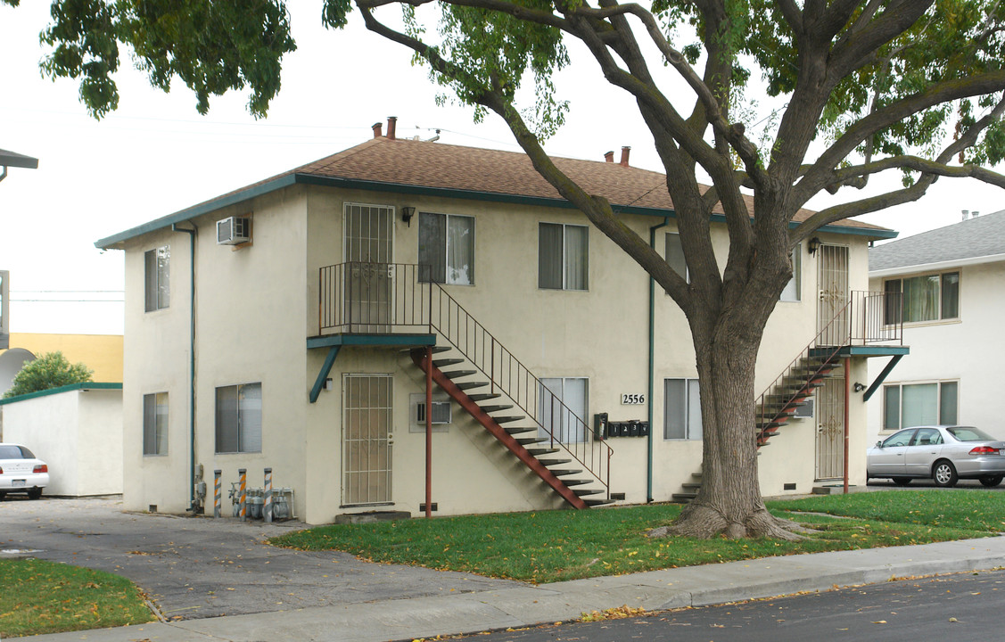 2566 Robinson Ave in Santa Clara, CA - Building Photo