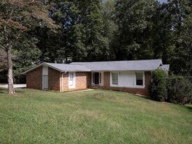 581 Autumn Ln in Marietta, GA - Building Photo