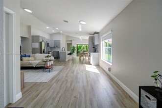1025 Bamboo Ln in Weston, FL - Building Photo - Building Photo