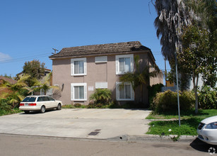 1360 Hornblend St in San Diego, CA - Building Photo - Building Photo