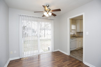 Edgemoor Townhomes in Wichita, KS - Foto de edificio - Interior Photo