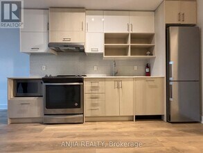 150 Fairview Mall Dr in Toronto, ON - Building Photo - Building Photo