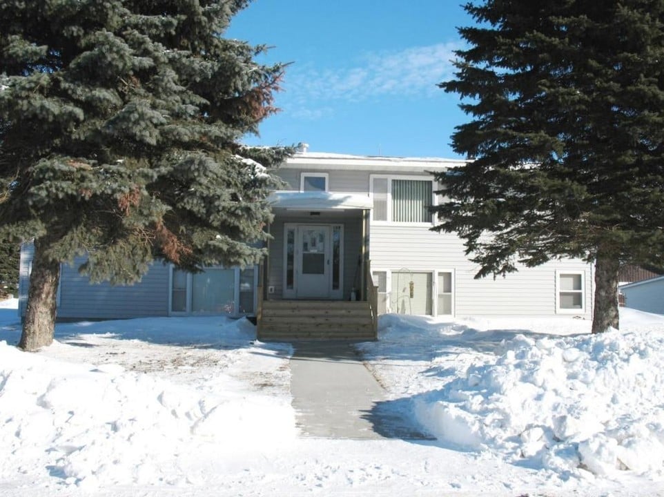 108 6th St S in Warren, MN - Foto de edificio