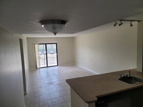 3737 N Pine Island Rd in Sunrise, FL - Building Photo - Building Photo