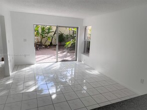 1120 W Lake St in Hollywood, FL - Building Photo - Building Photo