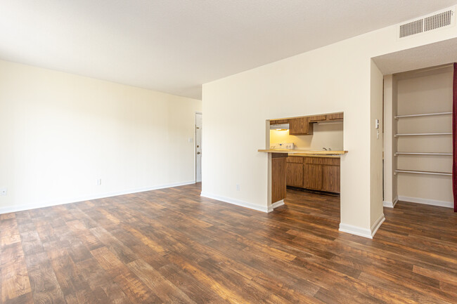 Greenbrier Apartments in Anniston, AL - Foto de edificio - Interior Photo