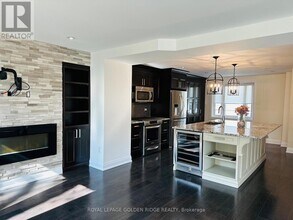 60 John St in Oakville, ON - Building Photo - Building Photo