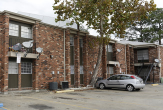 Riverside Court in Metairie, LA - Building Photo - Building Photo