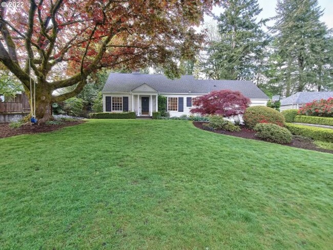 8150 SW Birchwood Rd in Portland, OR - Foto de edificio - Building Photo