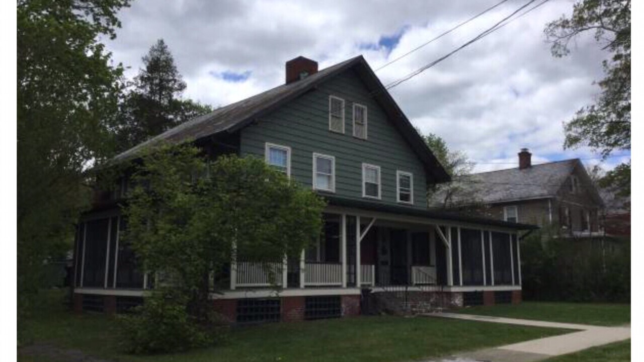 611 Bryant St in Stroudsburg, PA - Building Photo
