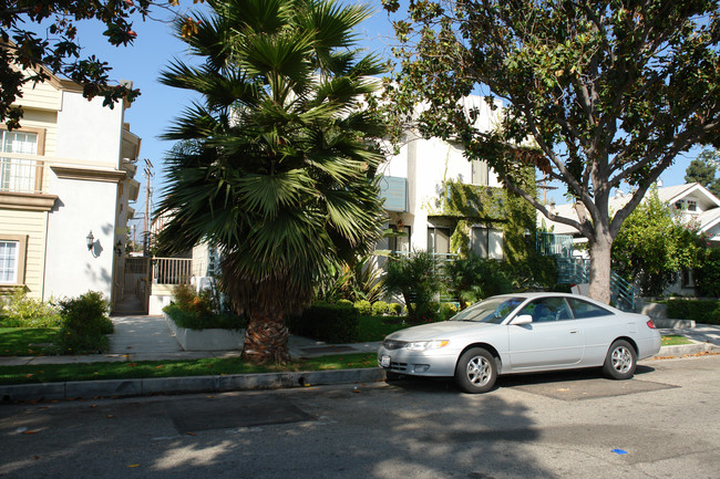 1325 Barrington Way in Glendale, CA - Building Photo - Building Photo