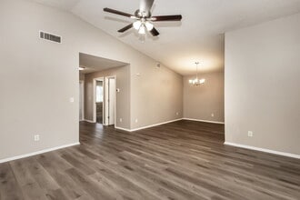 5701 Longleaf Dr in North Fort Myers, FL - Foto de edificio - Building Photo