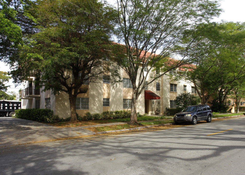 Salzedo Plaza in Miami, FL - Building Photo