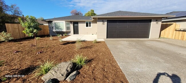 328 Snowy Butte Ln in Central Point, OR - Building Photo - Building Photo