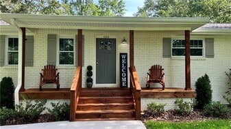 1039 Washington Ave in Woodstock, GA - Building Photo