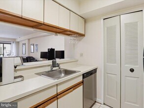 1029 N Stuart St in Arlington, VA - Foto de edificio - Building Photo