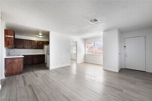 6982 Hopkins Dr in Las Vegas, NV - Building Photo