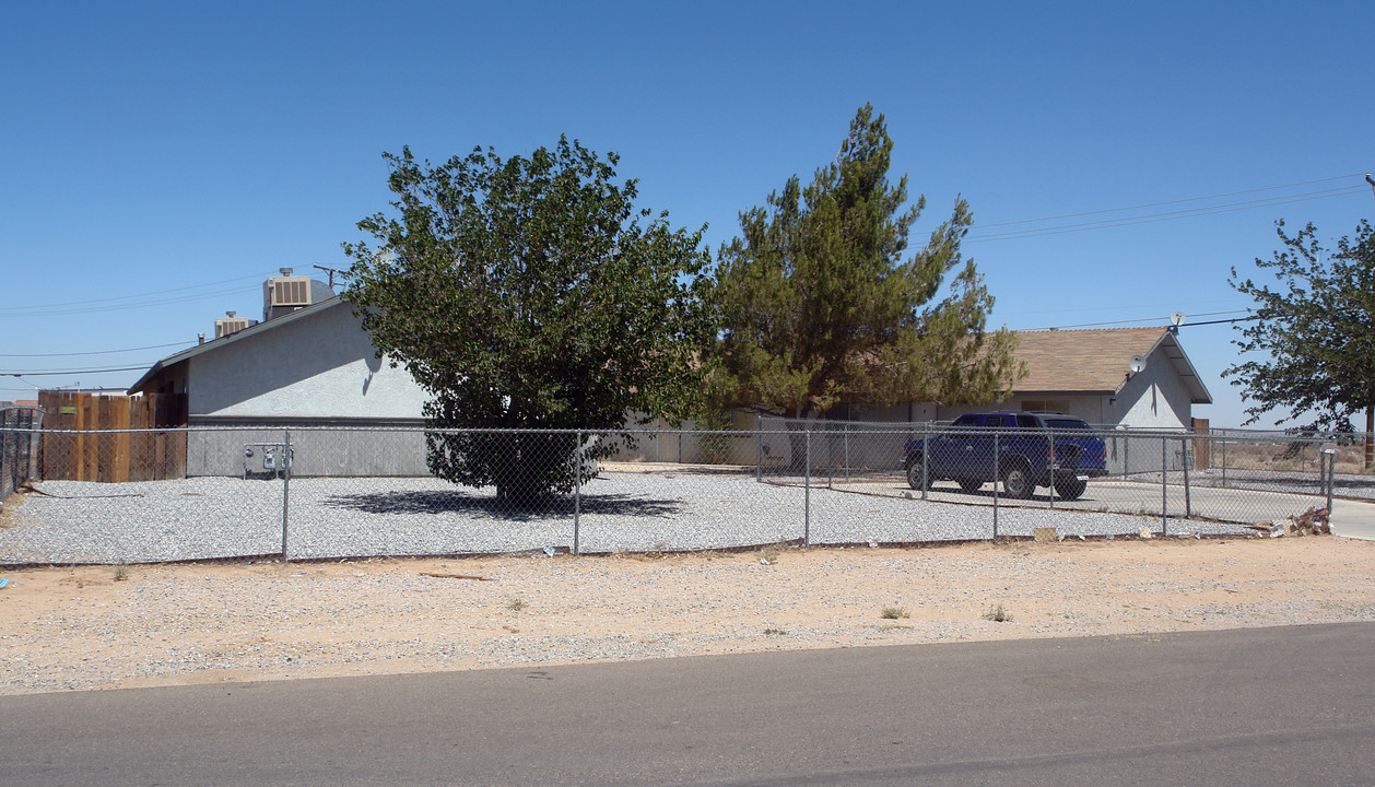 13652 Pauhaska Rd in Apple Valley, CA - Foto de edificio