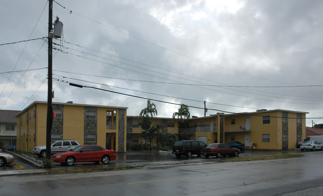 31 SE 2nd Ave in Hallandale Beach, FL - Building Photo - Building Photo