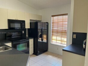 9151 NW 40th St in Sunrise, FL - Foto de edificio - Building Photo