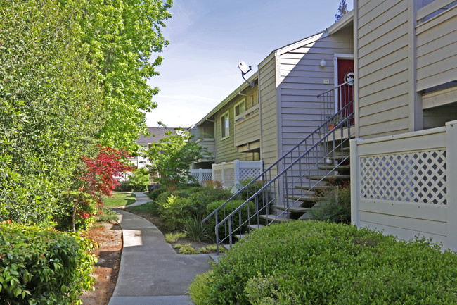 Westdale Commons Apartments in Modesto, CA - Foto de edificio - Building Photo