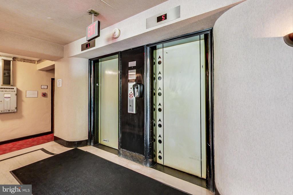 1 Scott Cir NW in Washington, DC - Building Photo