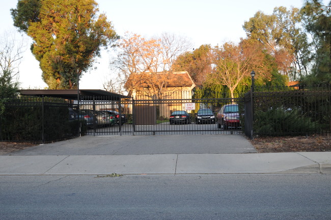 The Pines in Escondido, CA - Foto de edificio - Building Photo