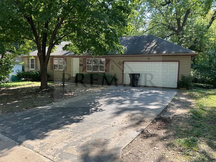 10615 E 32nd St S in Independence, MO - Building Photo