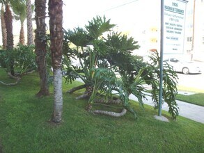 Magnolia Terrace Apartments in Valley Village, CA - Foto de edificio - Building Photo