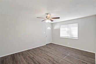 512 NW Hillery St in Burleson, TX - Foto de edificio - Building Photo