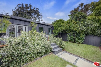 2815 S Holt Ave in Los Angeles, CA - Building Photo - Building Photo