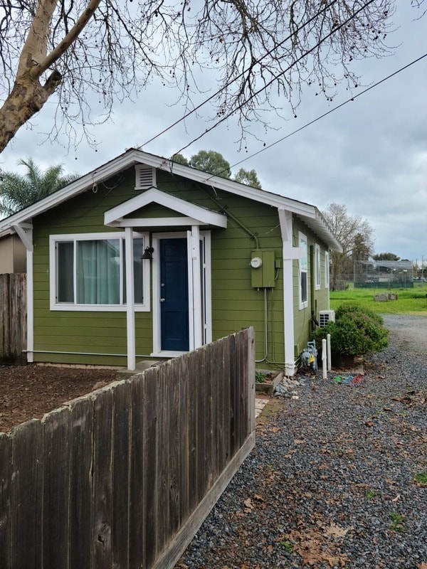 property at 1660 Jennings Ave