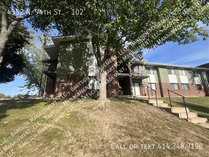 4352 N 94th St in Wauwatosa, WI - Building Photo