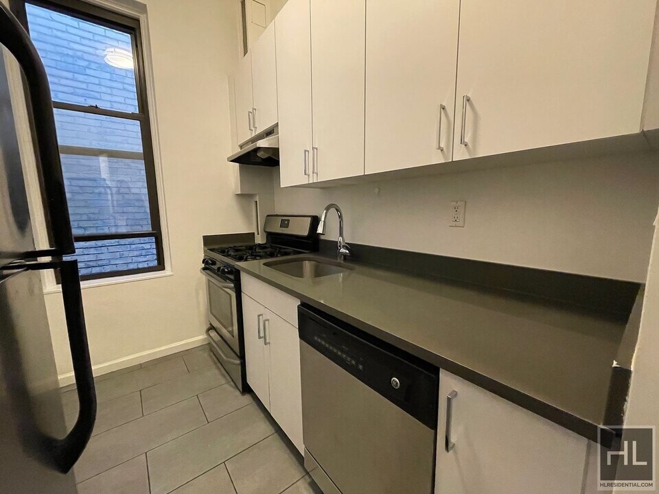 E 81st St in New York, NY - Building Photo