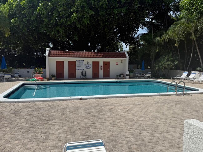1723 Embassy Dr in West Palm Beach, FL - Building Photo - Building Photo