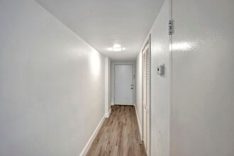 3660 NE 166th St, Unit 205 in Miami, FL - Building Photo - Building Photo