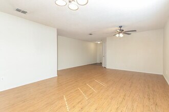 8804 Seven Oaks Ln in Denton, TX - Foto de edificio - Building Photo