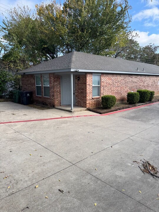 521 Oakwood Ln in Arlington, TX - Foto de edificio