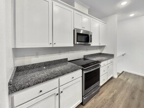 12153 Alamosa Dr in Rancho Cordova, CA - Foto de edificio - Building Photo