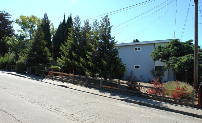 582-586 E H St in Benicia, CA - Foto de edificio - Building Photo