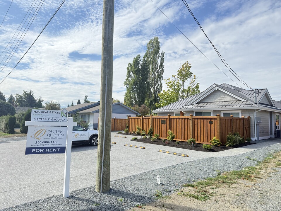 249 Finholm St N in Parksville, BC - Building Photo