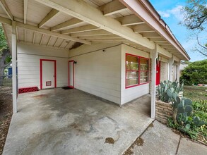 1306 Briarcliff Blvd in Austin, TX - Foto de edificio - Building Photo