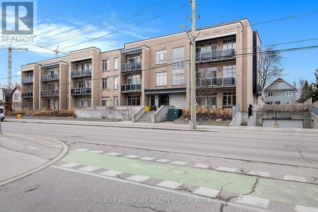 682-682 Churchill Ave N