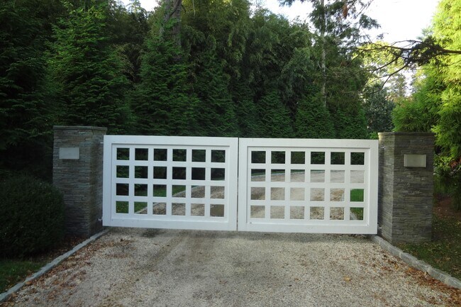 56 Barkers Island Rd in Southampton, NY - Building Photo - Building Photo